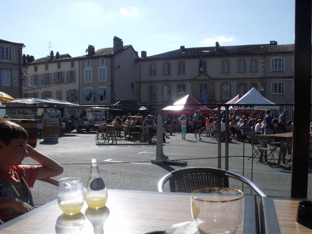 Hotel camping des ribieres Confolens Exterior foto